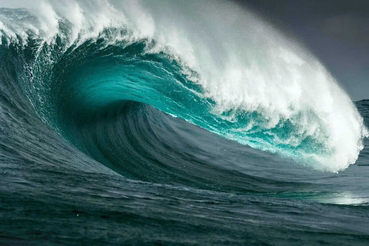 Атлантический океан волны убийцы. Огромные волны. Огромные волны в океане. Бездна волн