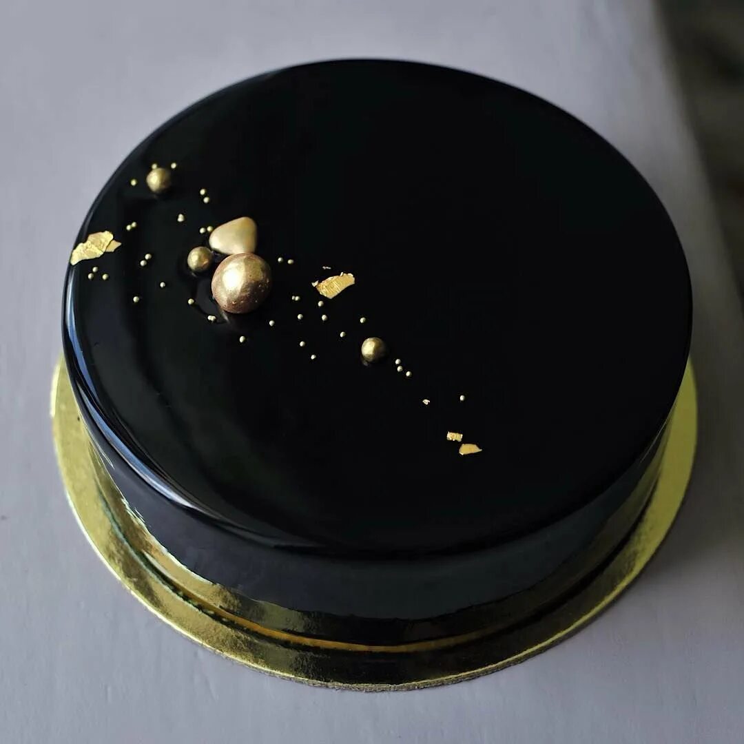 Черный глазурь. Черный муссовый торт. Муссовый торт черный с золотом. Черные муссовые торты. Черный зеркальный торт.