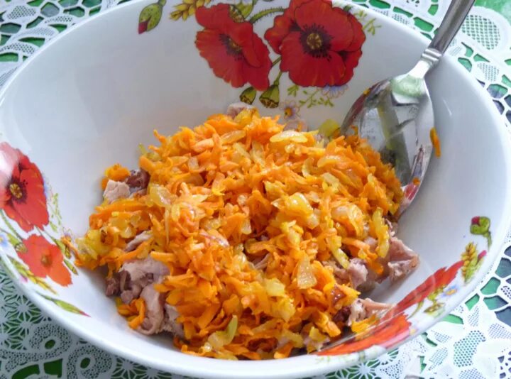Салат курица картошка морковь яйца. Салат с жареной морковью и яйцом. Французский салат. Салат с морковью. Салат с шампиньонами яйцами и сыром.