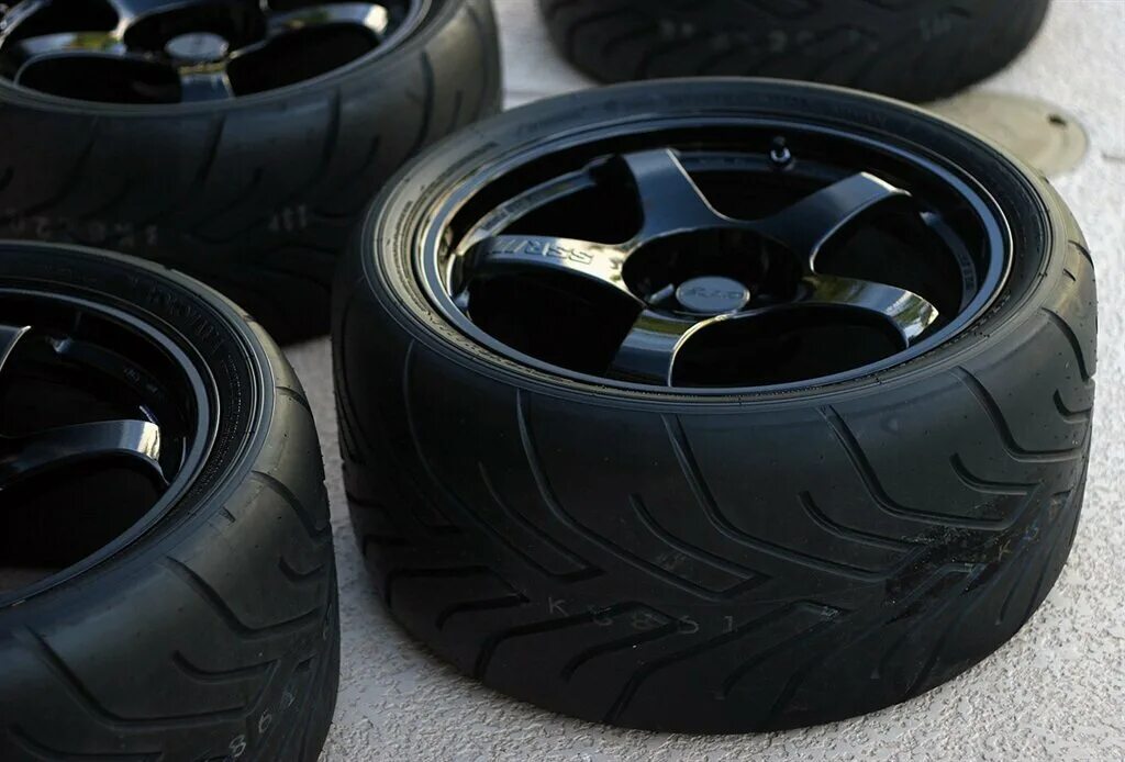 Диск больше шины. Низкопрофильные шины r17 michelin. шины бубликом р17. 285/30 r19. широкие шины r15.