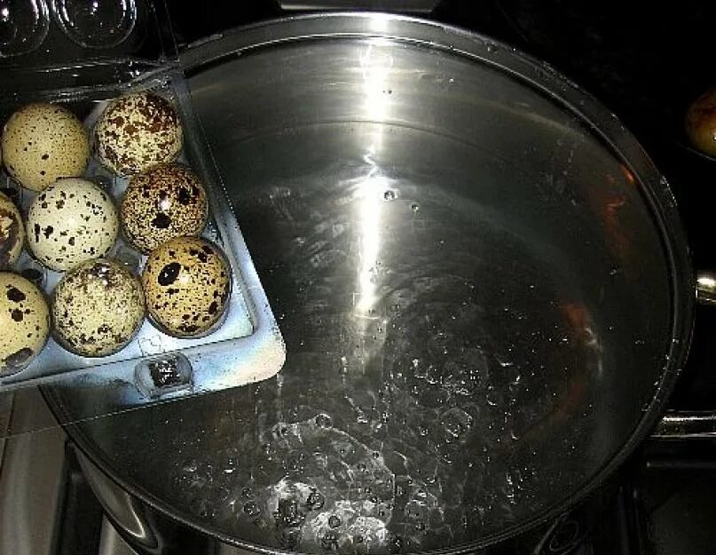 Сколько надо варить перепелиные. Перепелиные яйца всмятку. Варка перепелиных яиц. Перепелиные яйца варятся. Сколько варить перепелиные яйца.
