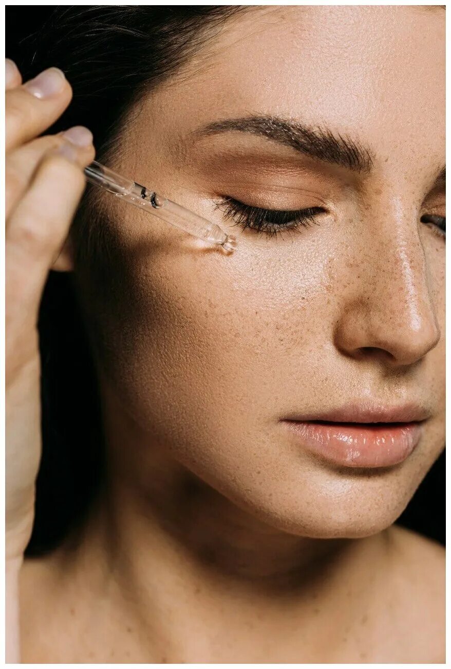 Нанесение сыворотки. Девушка наносит сыворотку. Сыворотка для лица. Нанесение сыворотки. Девушка наносит сыворотку.