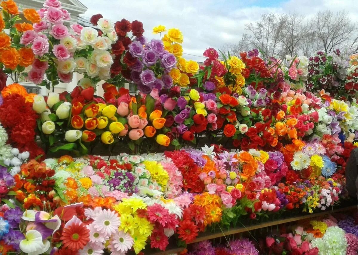Где купить недорогие искусственные цветы. Искусственные цветы на кладбище. Торговля искусственными цветами. Кладбищенские цветы искусственные. Букеты искусственных цветов на кладбище.