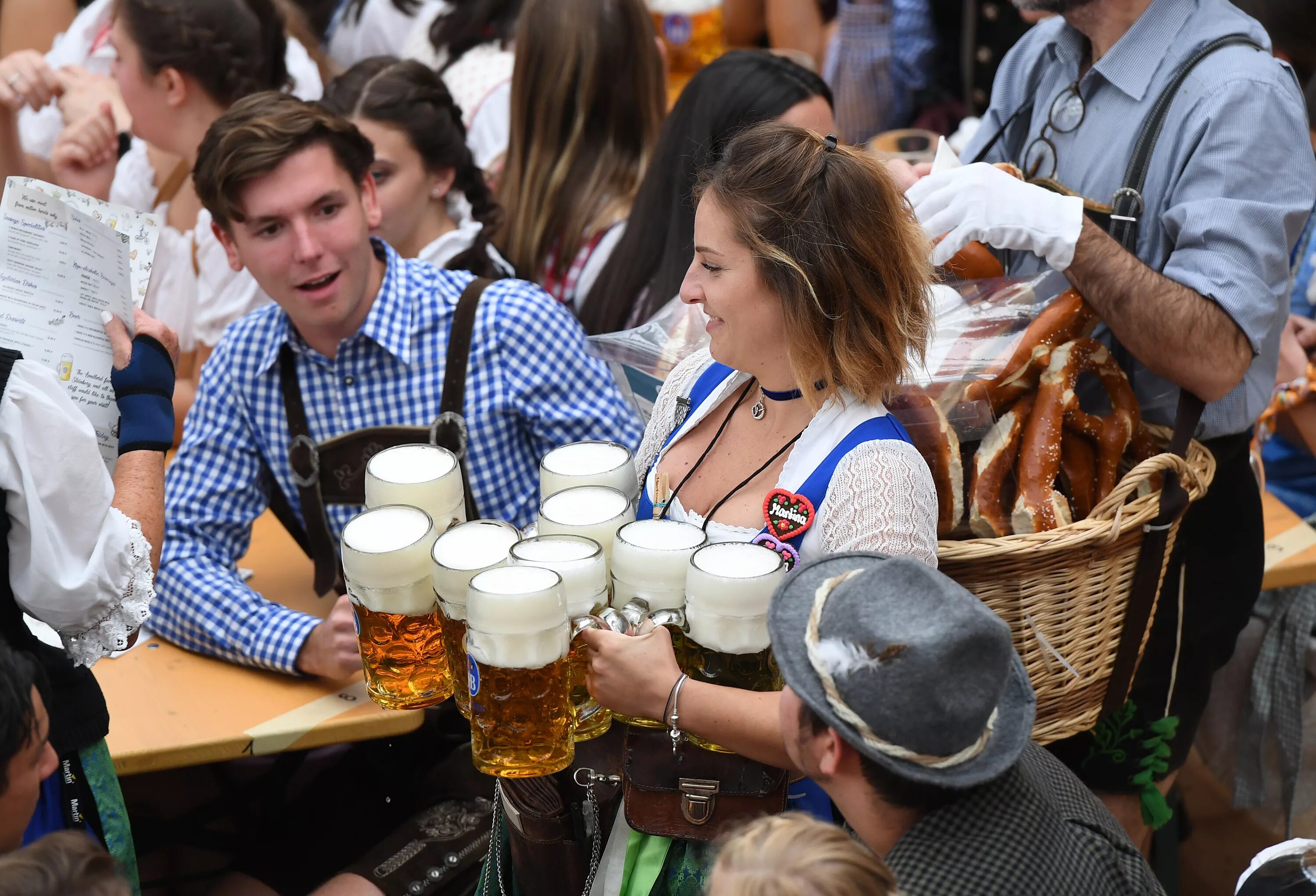 Октоберфест сколько пивоварен участвует в празднике. Мюнхен фестиваль Октоберфест. Октоберфест 1810. Октоберфест в Германии 2023.