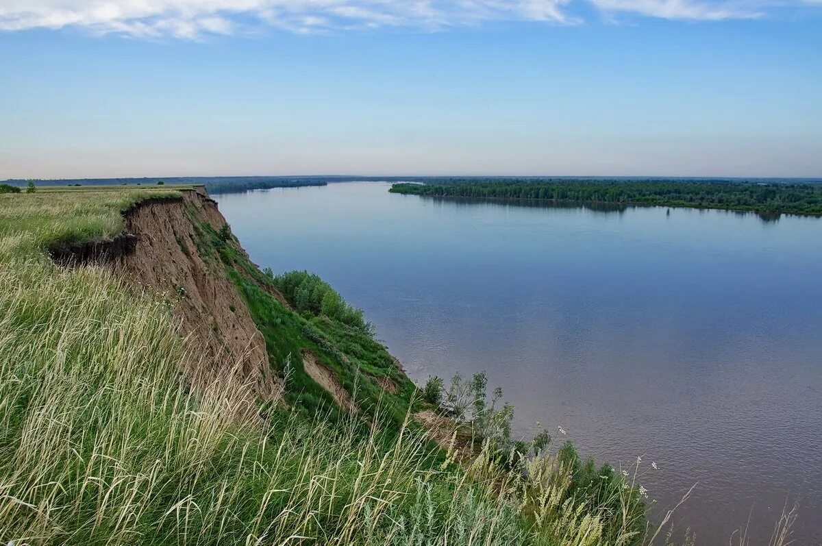 На берегу большой реки жила