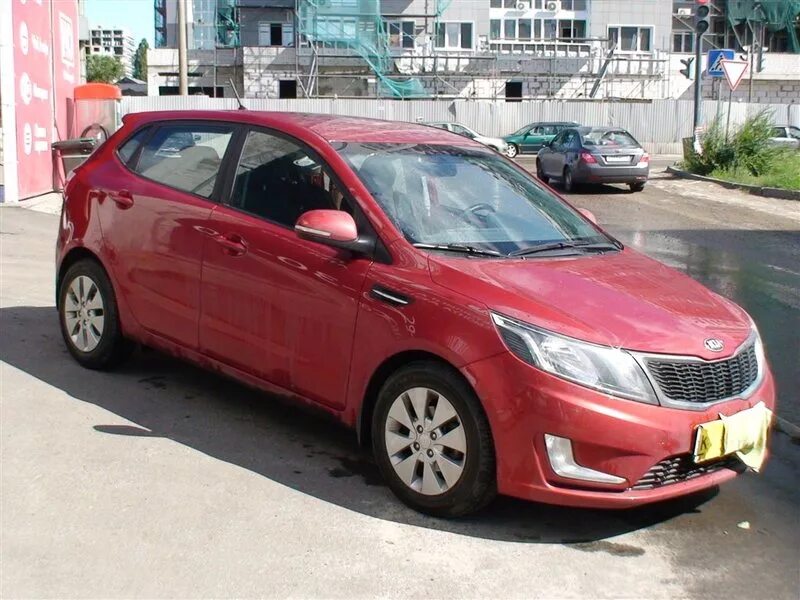 Киа Рио хэтчбек 2014 красная. Kia Rio 2014 хэтчбек. Киа Рио хэтчбек 2014г. Киа Рио 922 красный.