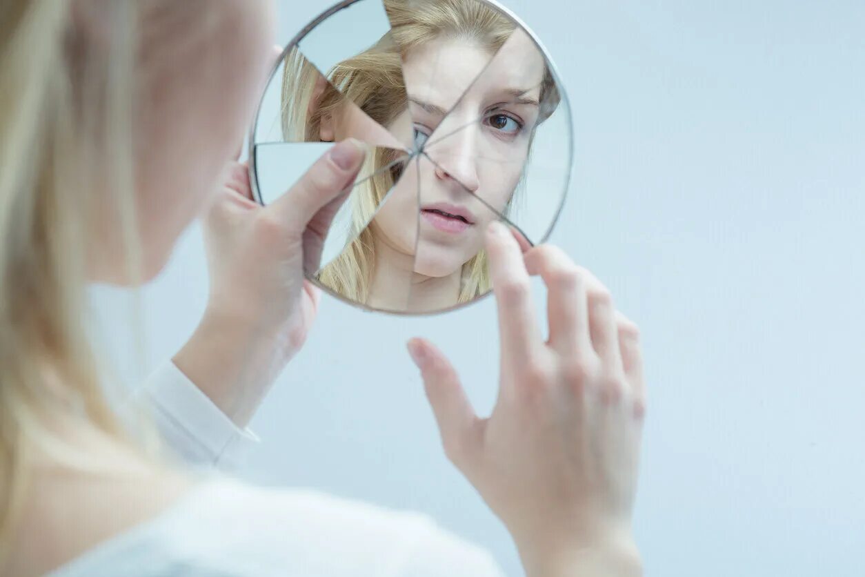 Неполноценная связь. Лицо в разбитом зеркале. Комплексы человека. Искаженное отражение в зеркале. Отражение в разбитом зеркале.