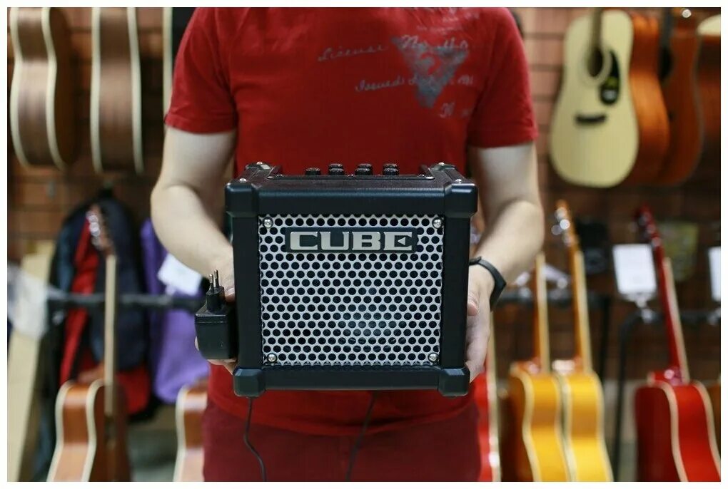 Micro cube. Roland Micro Cube GX. Roland комбоусилитель Micro Cube GX. Комбоусилитель Roland Microcube Black. Гитарный комбо Roland Micro Cube.