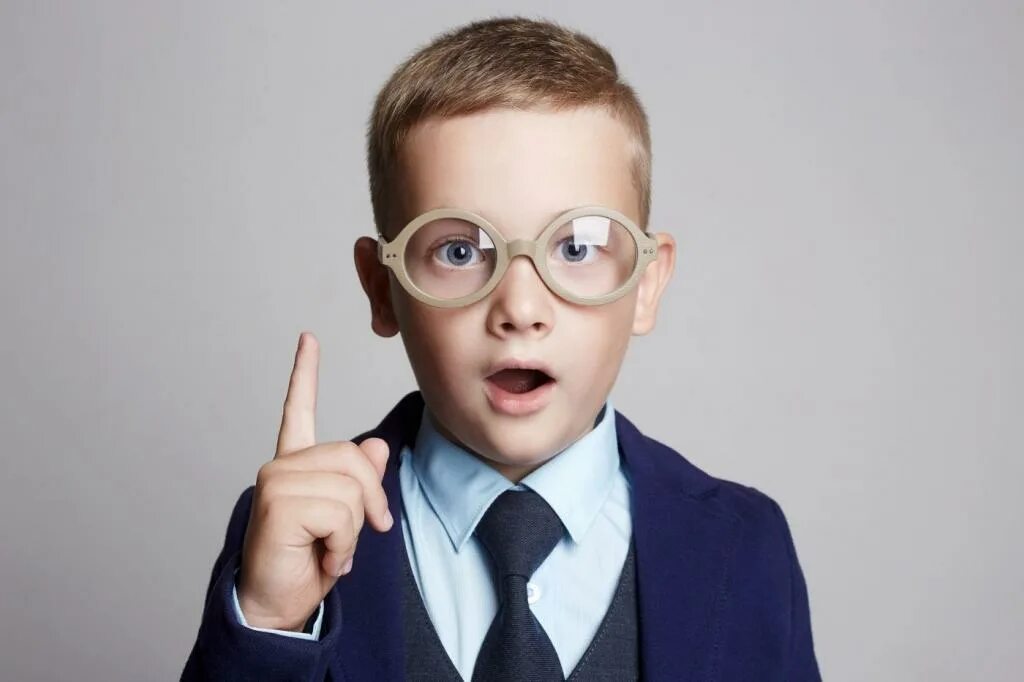 Покажи умную картинки умную. Умный мальчик. Ребенок с умным видом. Мальчик в очках. Смешной мальчик в очках.