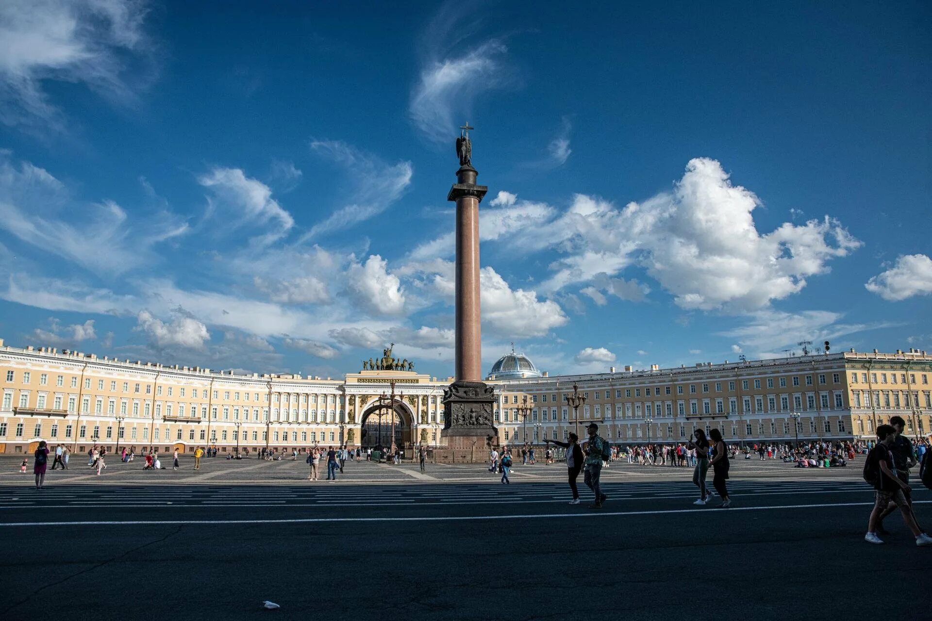 Дворцовая площадь в Санкт-Петербурге. Санкт-Петербург Дворцовая площадь лето. Дворцовый ПЛОЩАДЬСАНКТ Петербург. Дворцовая площадь Васильевский остров. Идеальные дни спб