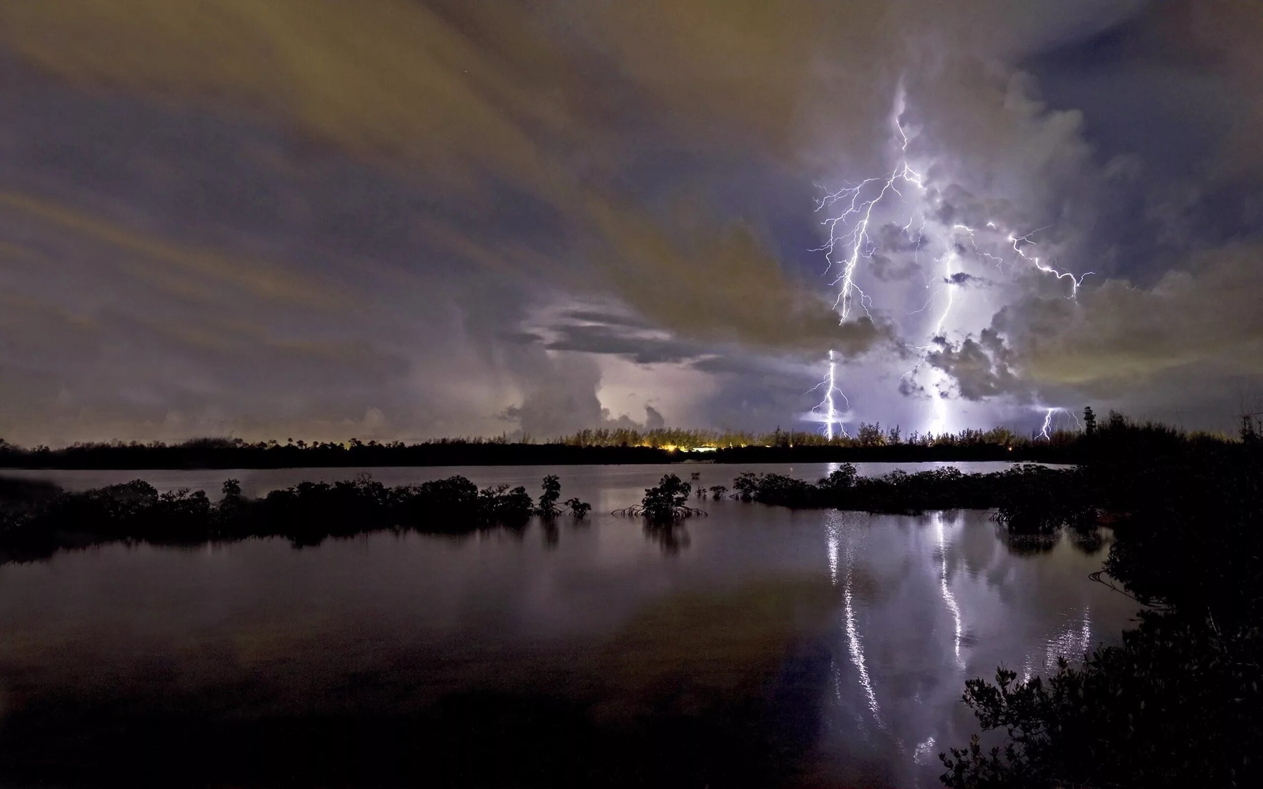 Явления природы ночью. Озеро Маракайбо молнии. Гроза над озером. Молния в природе. Гроза и дождь.