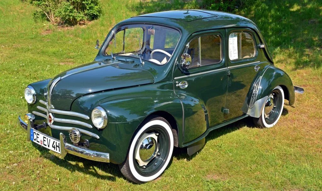 Рено 4 купить в россии. Renault 4cv. Renault 4cv 1950 года. Renault 4. Рено 4 св.