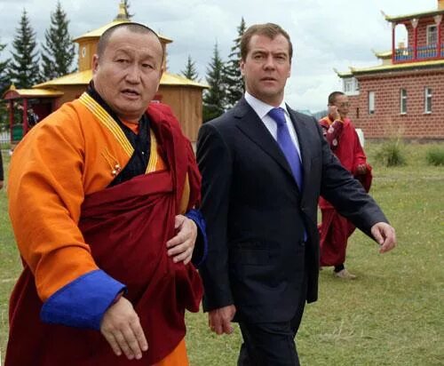 Дамба аюшеев. Дамба бадмаевич аюшеев с путиным. дмитрий медведев и хамбо лама. глава буддистов россии. хамбо лама аюшеев и путин.
