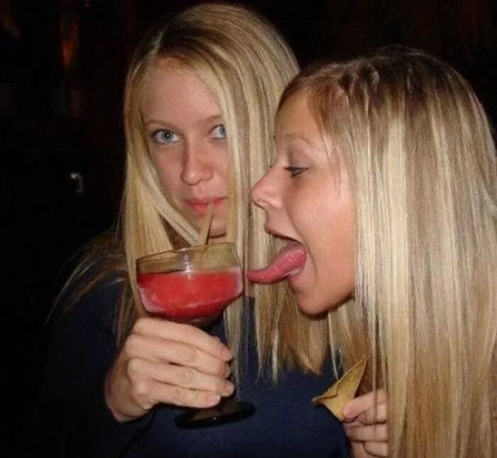 Пьяные девушки из соцсетей. Девчонки развлекаются в соцсетях. Неадекватные девки. Пьяные девушки в соцсетях.