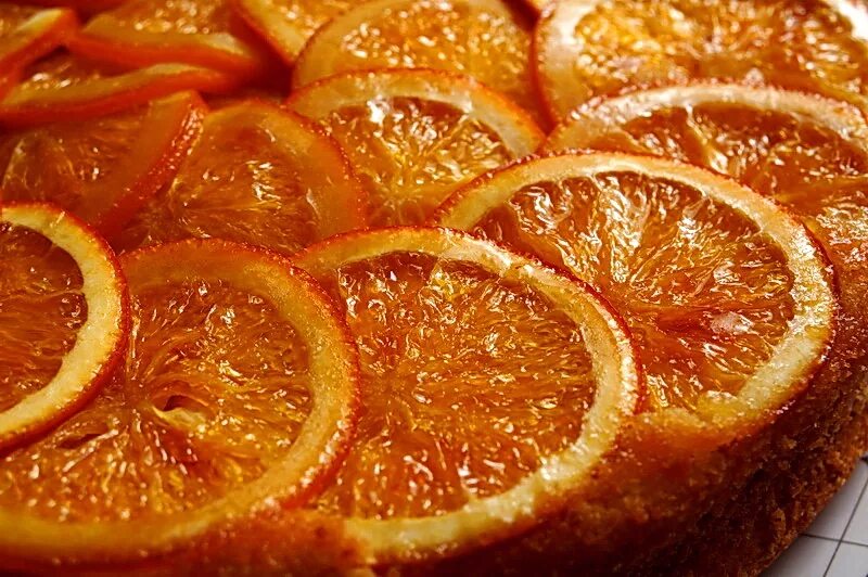 Апельсиновый пирог перевертыш. Пирог перевертыш с апельсинами. Апельсинчик пирог. Карамелизированный апельсин Пирон.