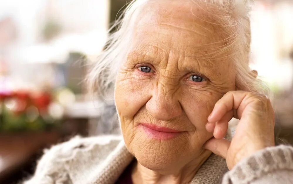 Взгляд старости. Пожилая женщина улыбается. Лицо старушки. Старое лицо женщины. Пожилые люди.