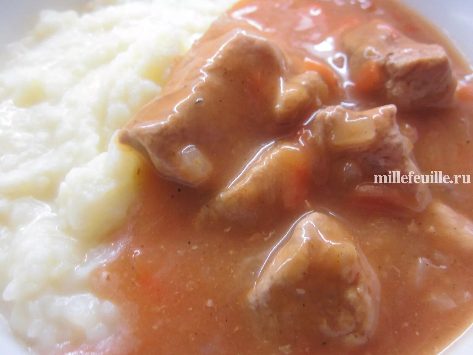 гуляш из говядины с картофельным пюре. мясо как в детском саду рецепт. гуляш в детском саду. гуляш с толченкой. гуляш из говядины.