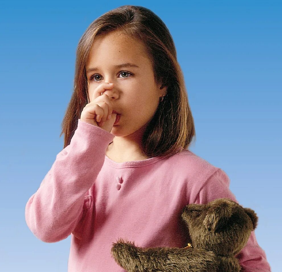 Девочка обсосала палец. Девочка сосущего возраста. Грудное вскармливание двоих детей. Girl child eat banana. Курящий ребенок.