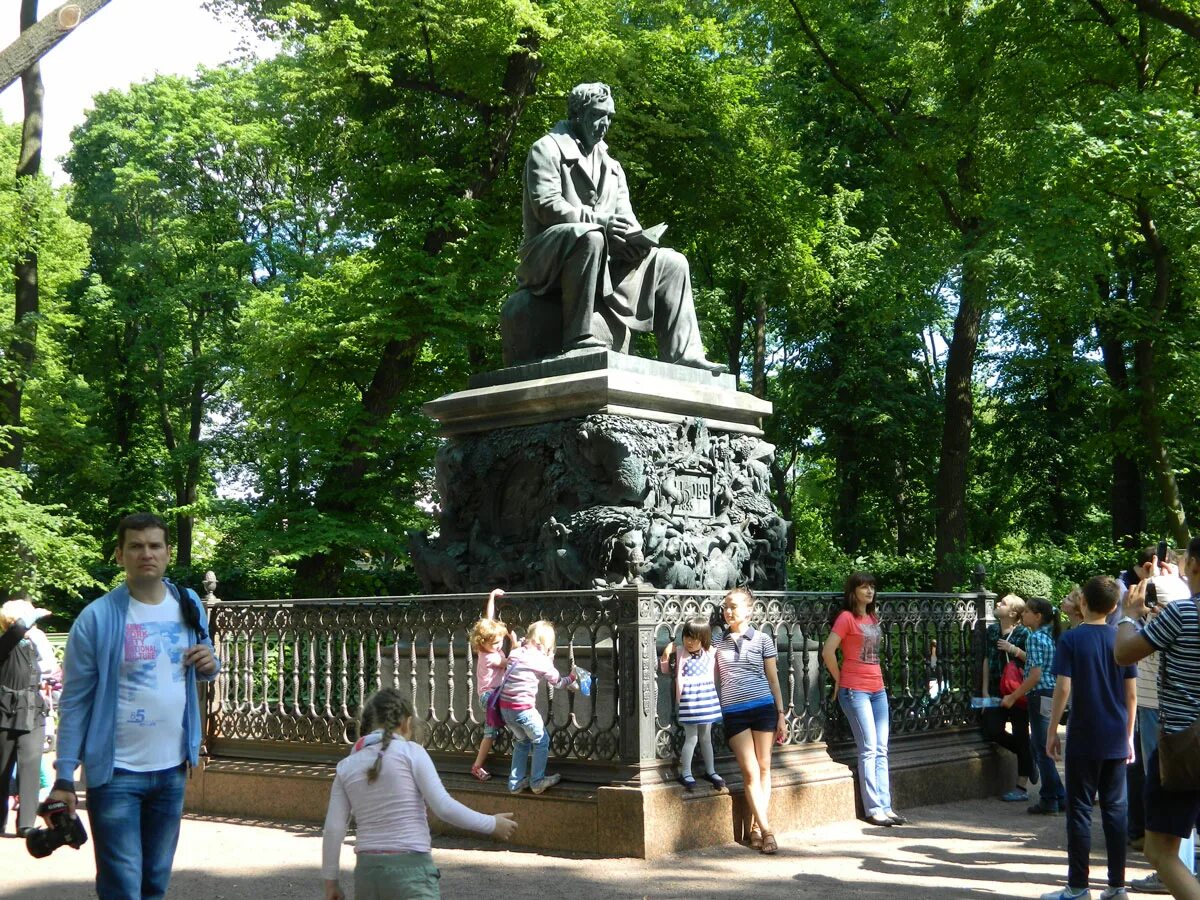 Крылов лето. Летний сад в Санкт-Петербурге Крылов. Памятник Крылову в летнем саду. Памятник Ивану Крылову в Санкт-Петербурге. Памятник Крылову в Питере в летнем саду.