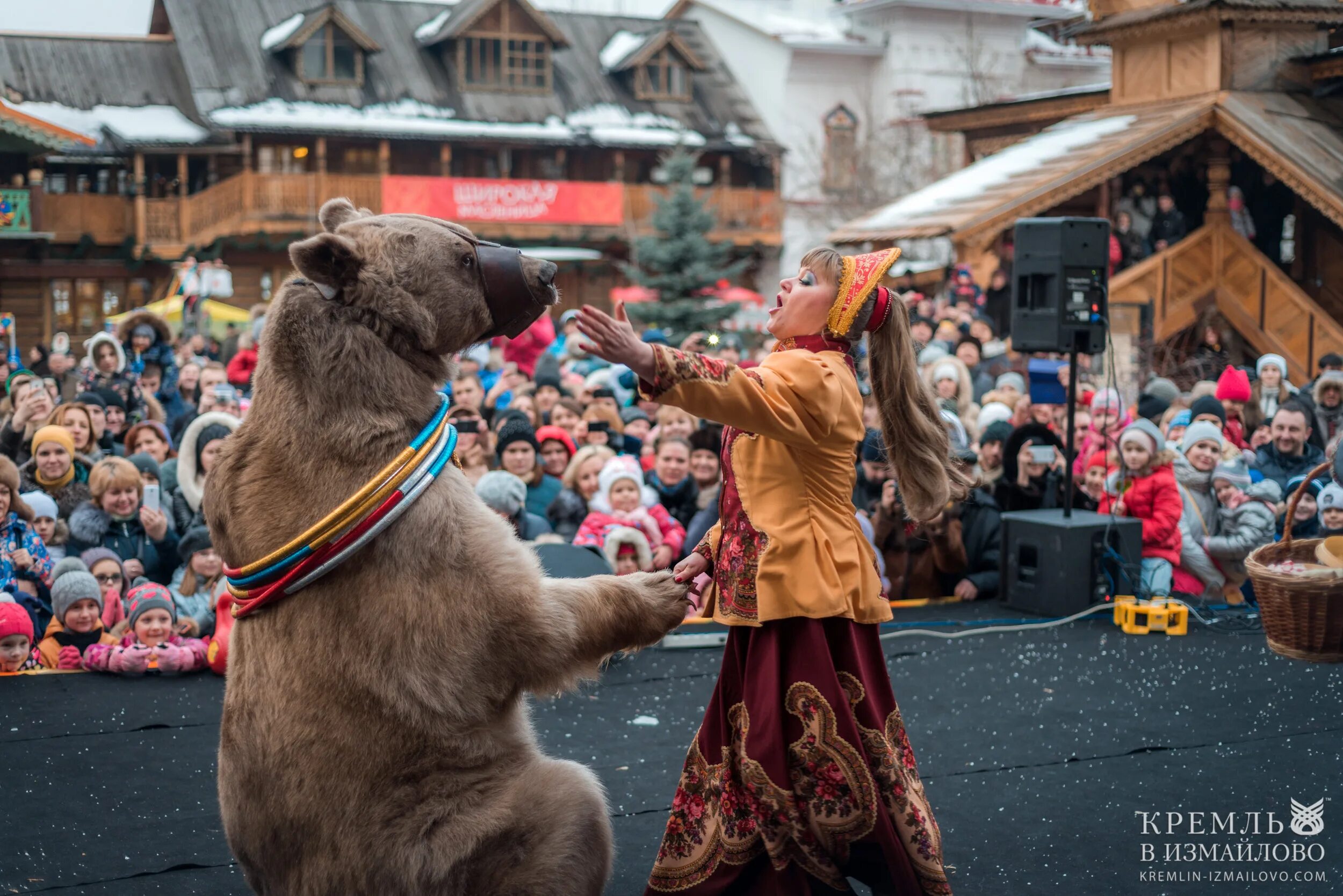 Русские развлечения. Гуляние с медведем. Медведь на Масленицу. Медведь на Ярмарке. Масленичные гуляния с медведем.