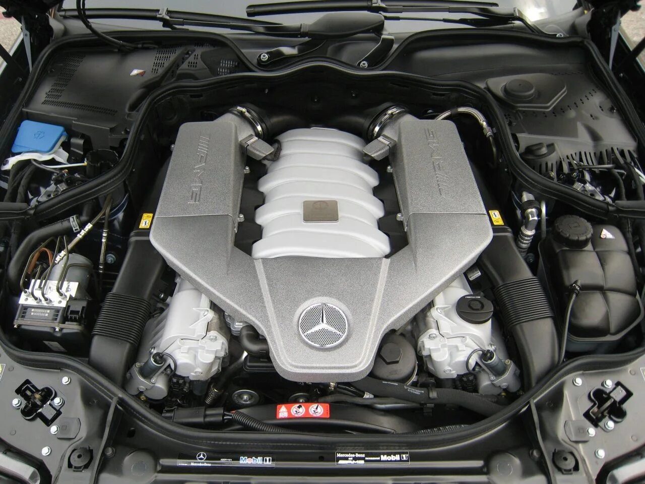 Mercedes e двигатели. Мотор m156 AMG. Мотор m156 AMG 6.3. Двигатель Мерседес 6.3 AMG. Mercedes Benz.w211 мотор.