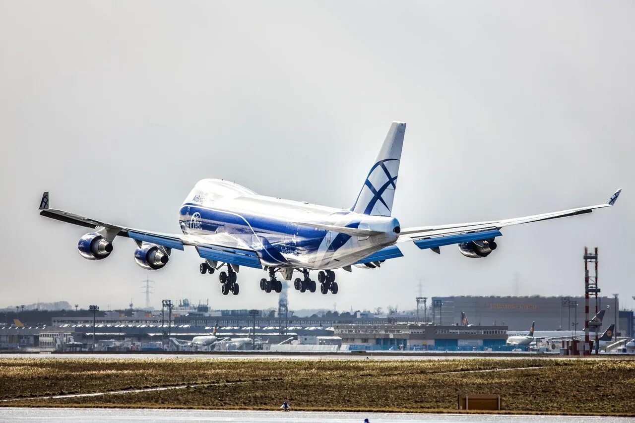 Airbridgecargo. Боинг 747 AIRBRIDGECARGO. Самолет Боинг 747 Air Bridge Cargo. Грузовой самолёт Боинг 747-400. AIRBRIDGECARGO 747 400.