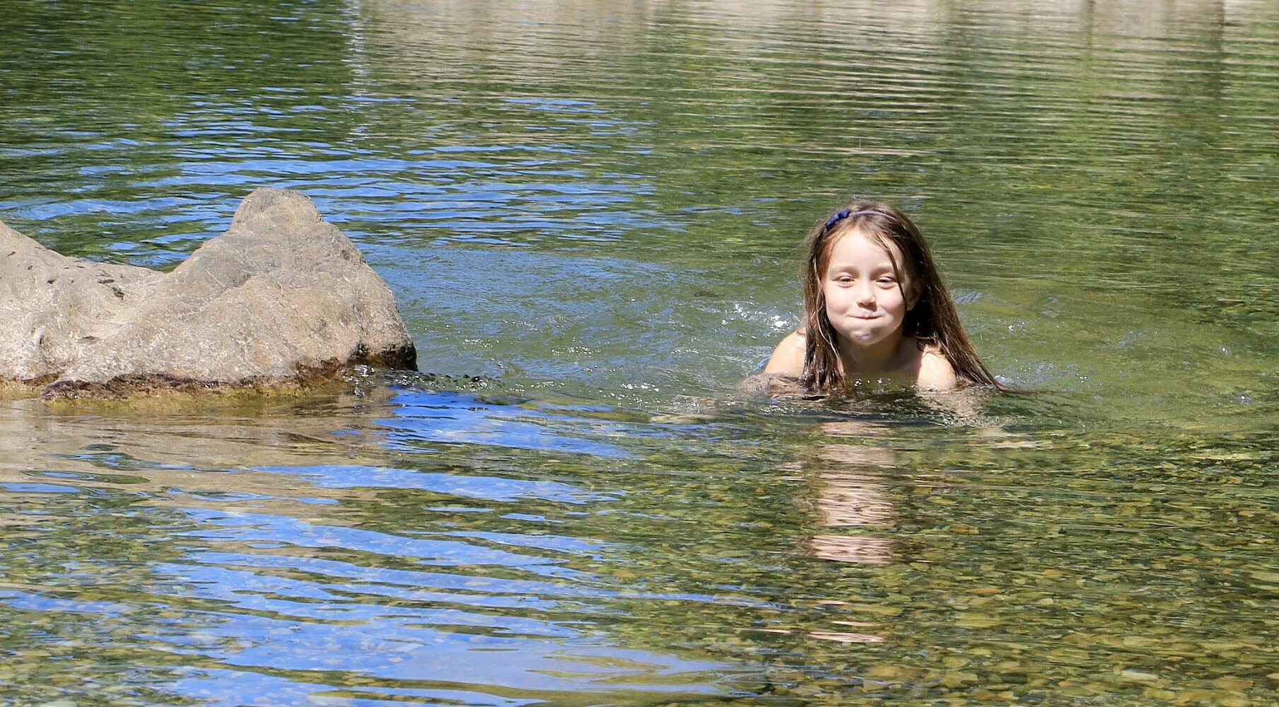 Вода спала в реке. Девочки купаются в озере. Девочка купается в речке. Девочки купаются в реке. Девушка плавает в реке.