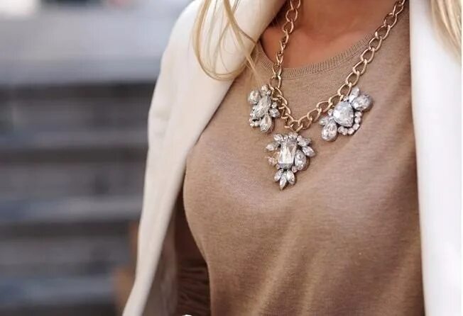 набор украшений из бежевого жемчуга. украшения бежевого цвета. бежевые украшения. бижутерия в бежевых тонах.