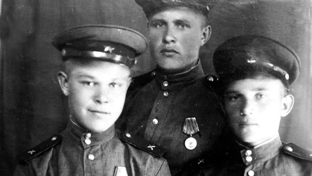 Младший брат войны. И глаза молодых солдат с фотографий увядших глядят. Молодой военный. И глаза молодых солдат. Братья солдаты 1941.