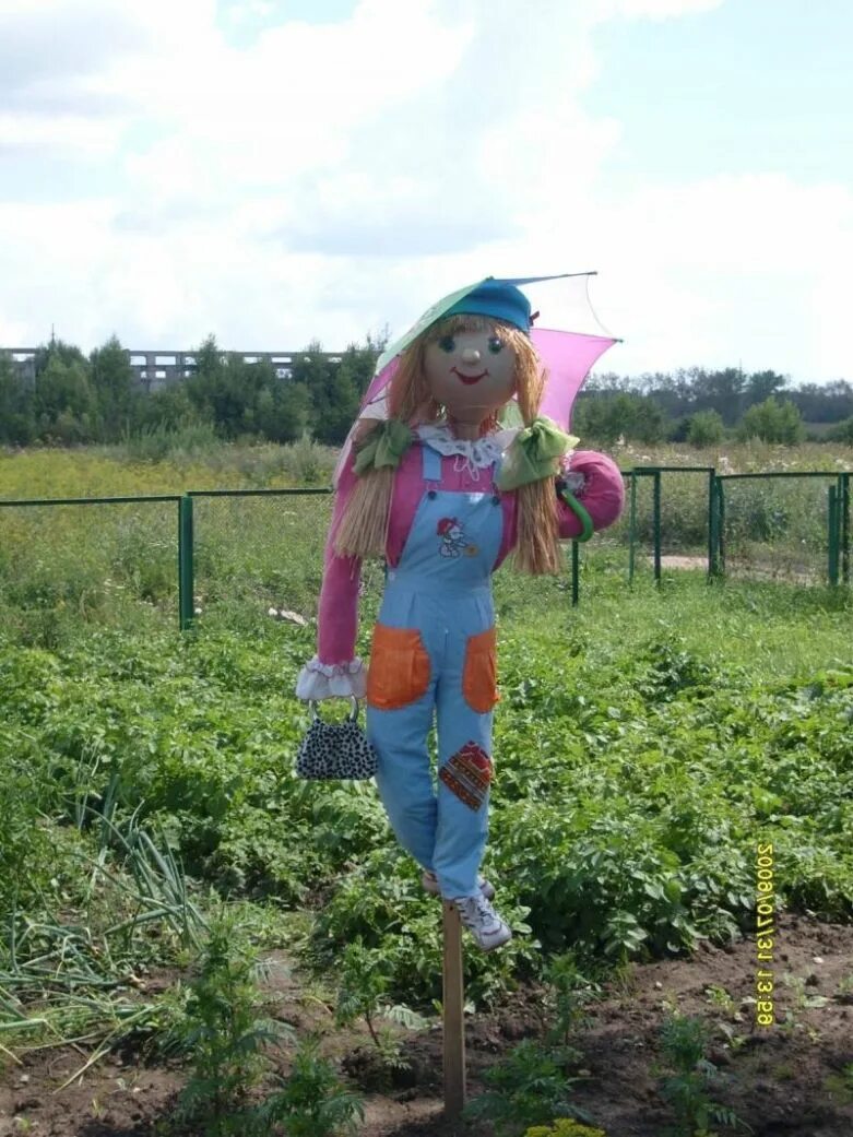 Пугало огородное своими руками. Пугало в огороде. Пугало на огороде. Чучело на огород. Чучело на огород в детском саду.
