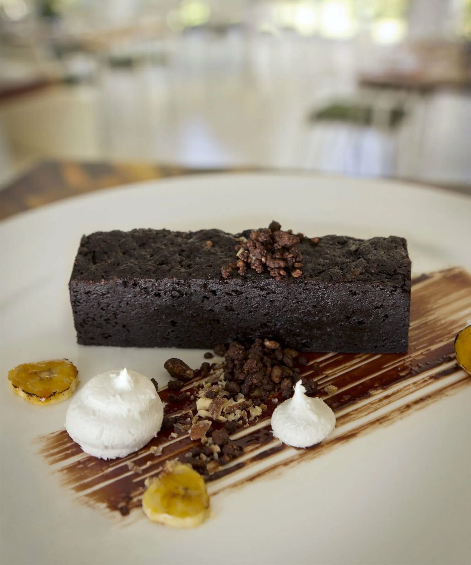 Чикаго брауни десерт. Брауни подача. Брауни с мороженым. Торт брауни с вишней. Брауни ресторан.