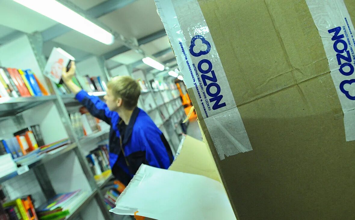 Работа на складе озон омск отзывы сотрудников. Кладовщик ozon. комплектовщик озон. озон работники фото. озон картинки склад.