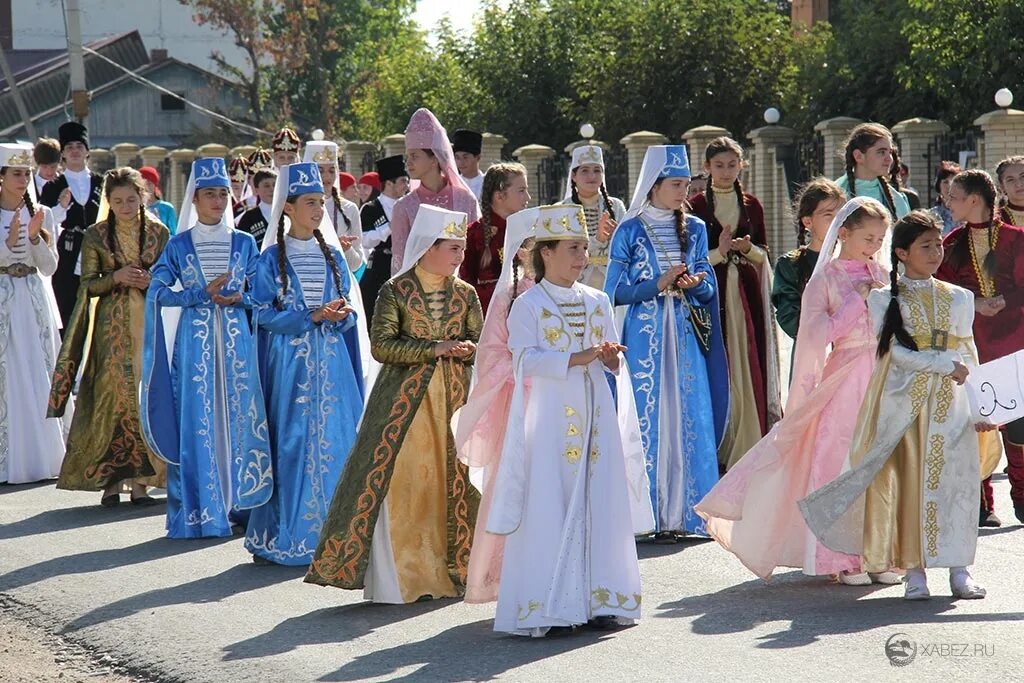 Какой в черкесске год. Карачаево Черкессия национальный костюм. Карачаевцы Карачаево Черкессия. Нац костюм Карачаево Черкессия. Абазинский национальный костюм - Карачаево-Черкесская Республика.