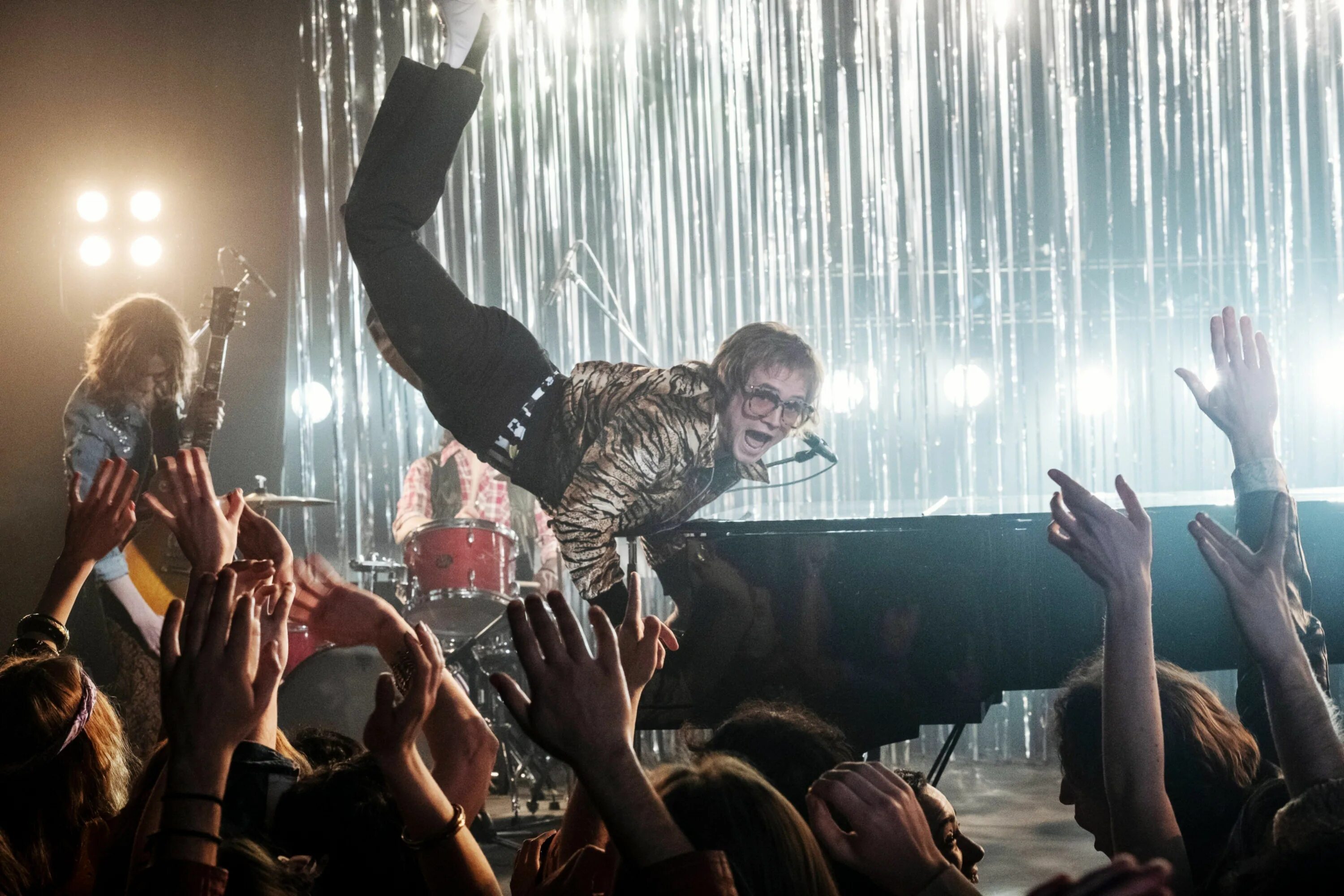 Сцена кадр. Рокетмен 2019. Рокетмен Rocketman, 2019. Rocketman фильм 2019. Фильм про Элтона Джона 2019.