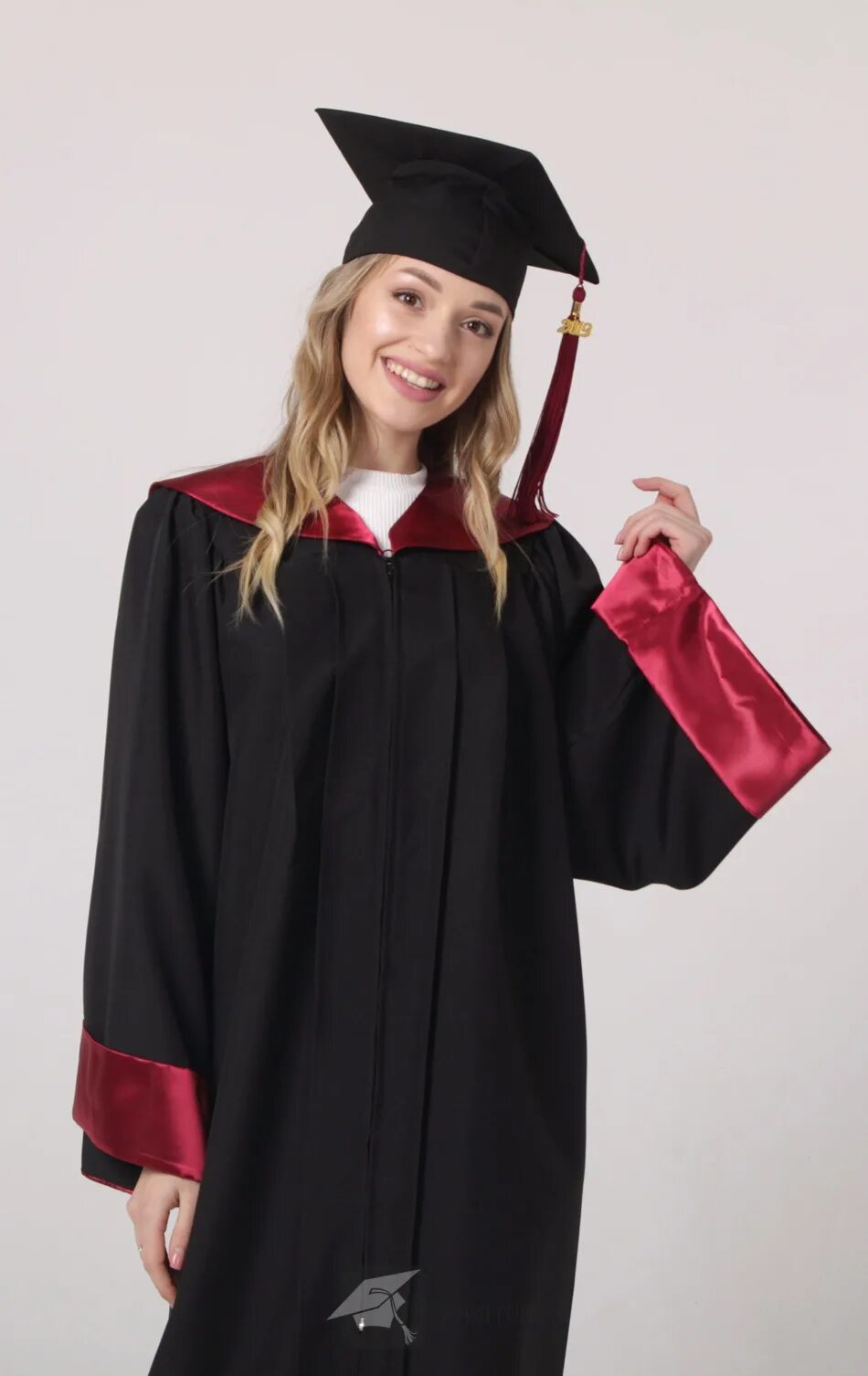 Судья женщина в мантии. Аренда мантии. Аренда мантии. Девушка в конфедератке картинка на торт. Мантия адвоката.