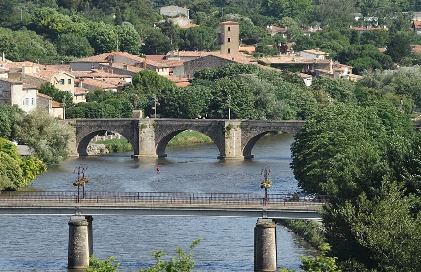 Река франции 2 букв. Лангедок Франция. Limoux город. Река Видурль Франция. Лиму Франция.