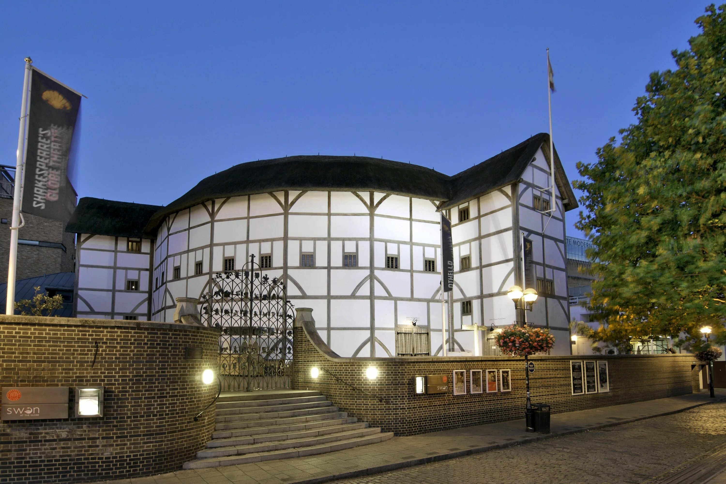 Theatre in use. Театр Глобус в Лондоне. Шекспировский театр Глобус. Театр Глобус Шекспира в Лондоне. Глоуб театр в Лондоне.