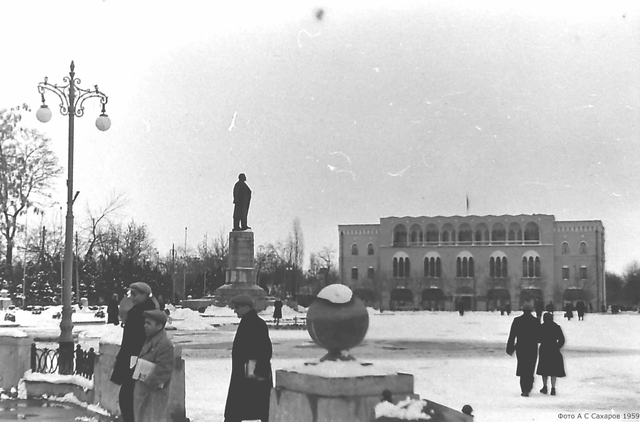 Чиасср это. Грозный площадь Ленина. Площадь Ленина в Грозном до войны. Г Грозный ЧИАССР. Грозный елка площадь Ленина ЧИАССР.