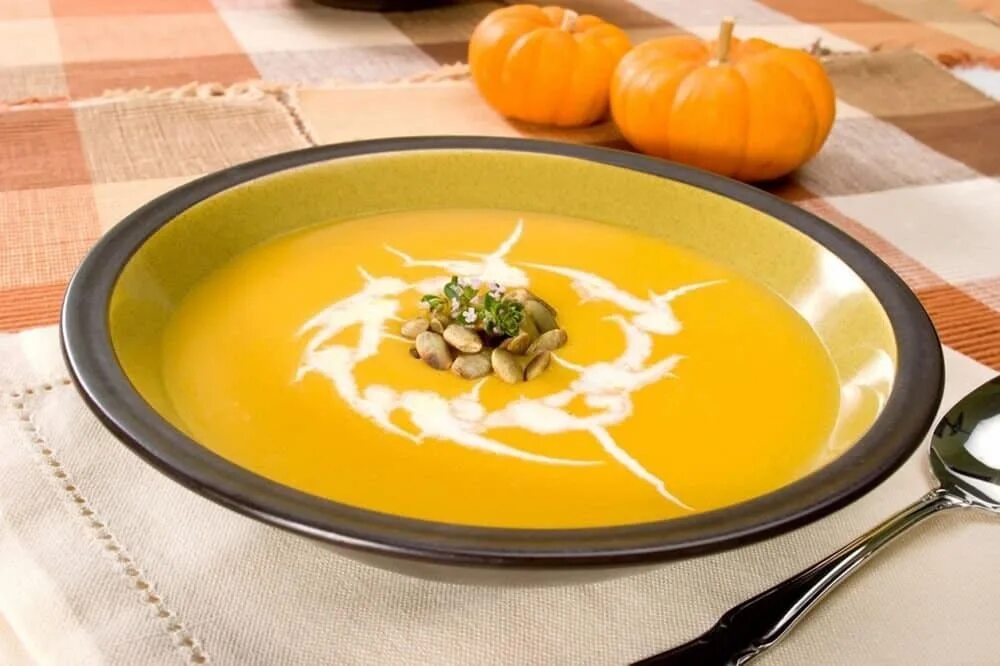 Вкусный суп пюре из тыквы со сливками. Тыквенный суп-пюре от юлии высоцкой. французский тыквенный суп-пюре. тыквенный суп-пюре редмонд. тыквенный суп-пюре ресторанная подача.