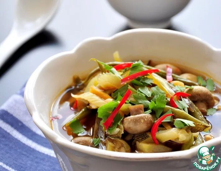 Суп со стручковой фасолью и курицей. Суп с баклажанами и грибами. суп с индейкой стручковой фасолью. суп с баклажанами, мясом и стручковой фасолью.