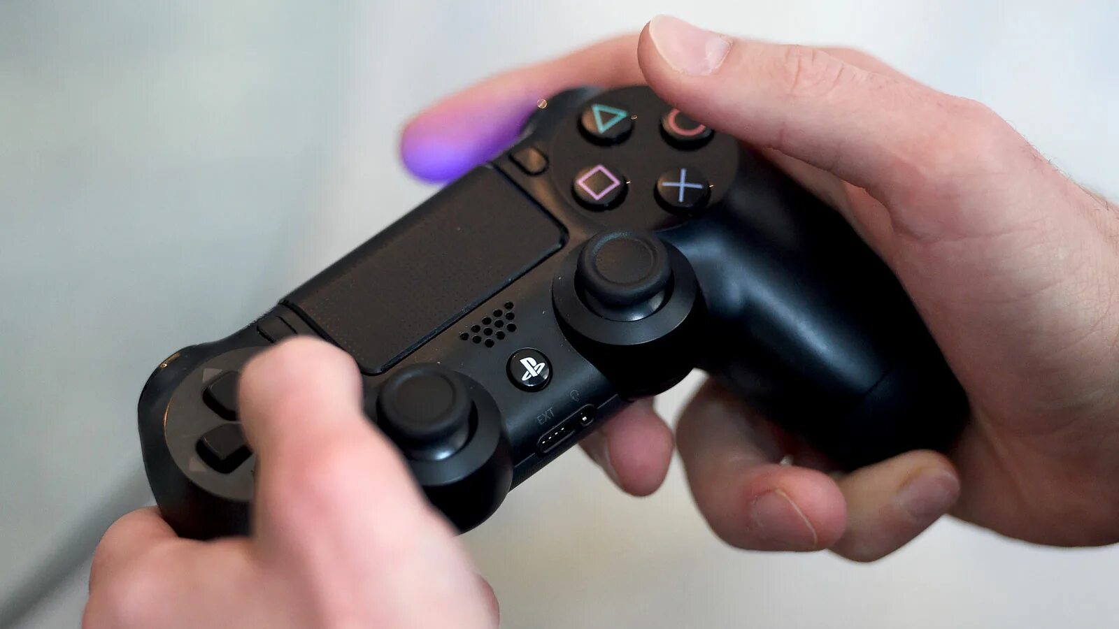 Помощь ps4. Dualshock 4 в руках. плейстейшен 10. геймпад ps4 в руках. playstation 5 в руках.