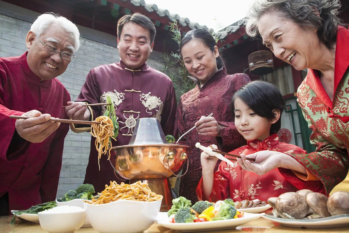 China birthday. Китайцы едят палочками. Традиции Китая. Китайское гостеприимство. Японская семья за столом.