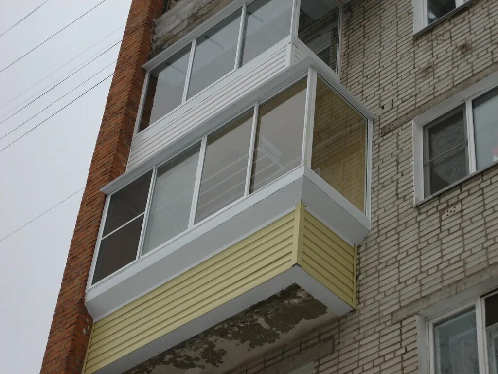 Отделка балкона новая усмань. Нова балкон. Остекление балкона с выносом. Наружная отделка балкона. Нова балкон.