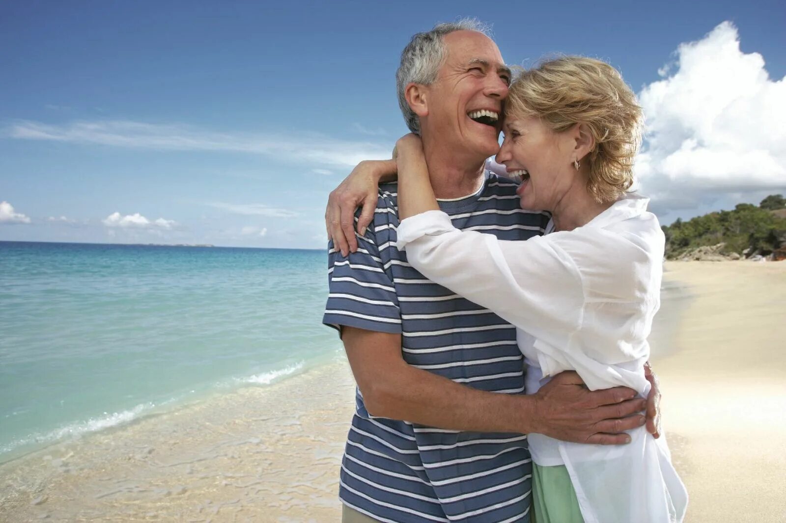 Счастливые пенсионеры. Пожилые люди на берегу моря. Счастливые пенсионеры на море. Пожилая пара на море.