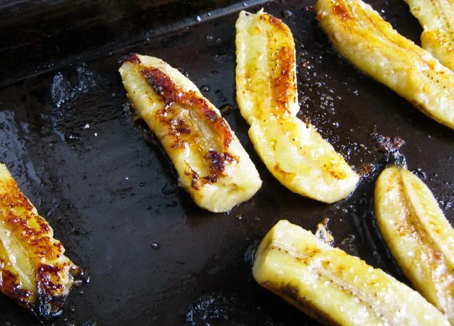Приготовить бананы в духовке. Запеченные бананы. Бананы в духовке. Запеченные бананы в духовке. Печеный банан в духовке.