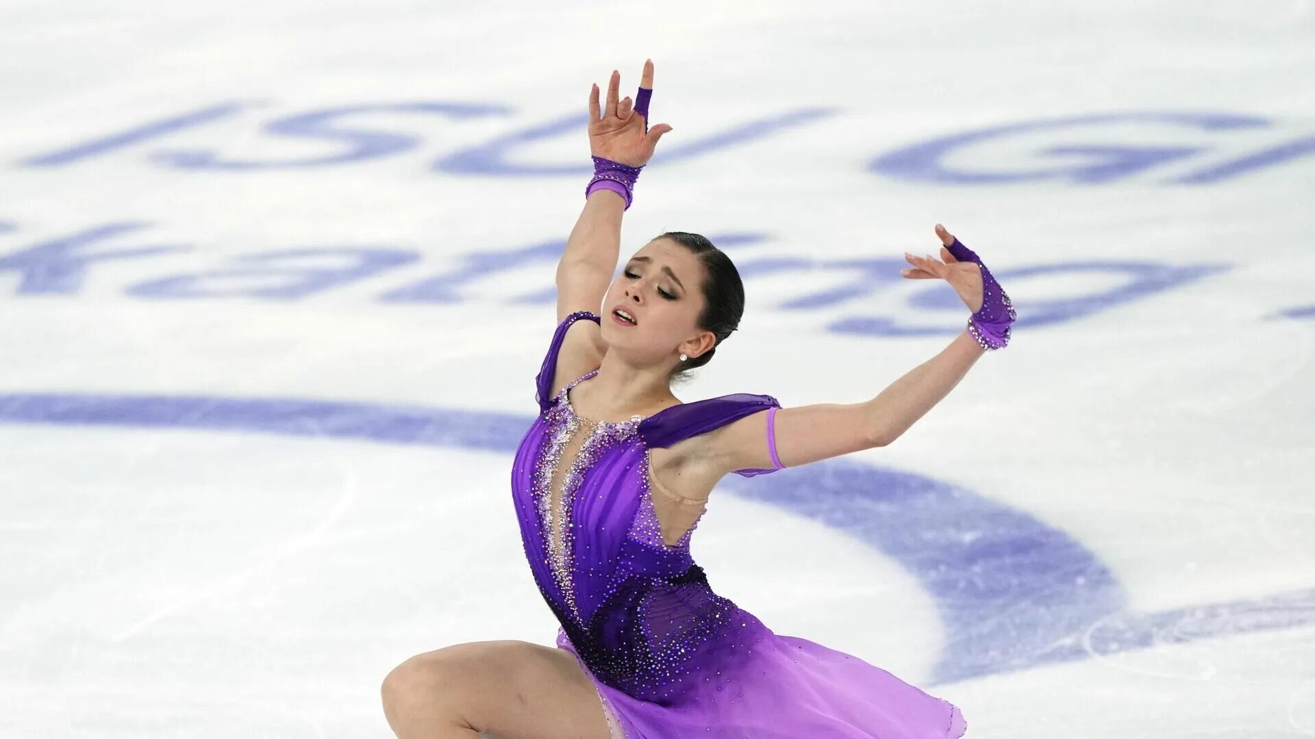 Карен фигуристка пекин 2022. Короткая программа сша. Камила валиева тройной аксель. Камила валиева фигуристка пекин. Костюмы фигуристок сша.