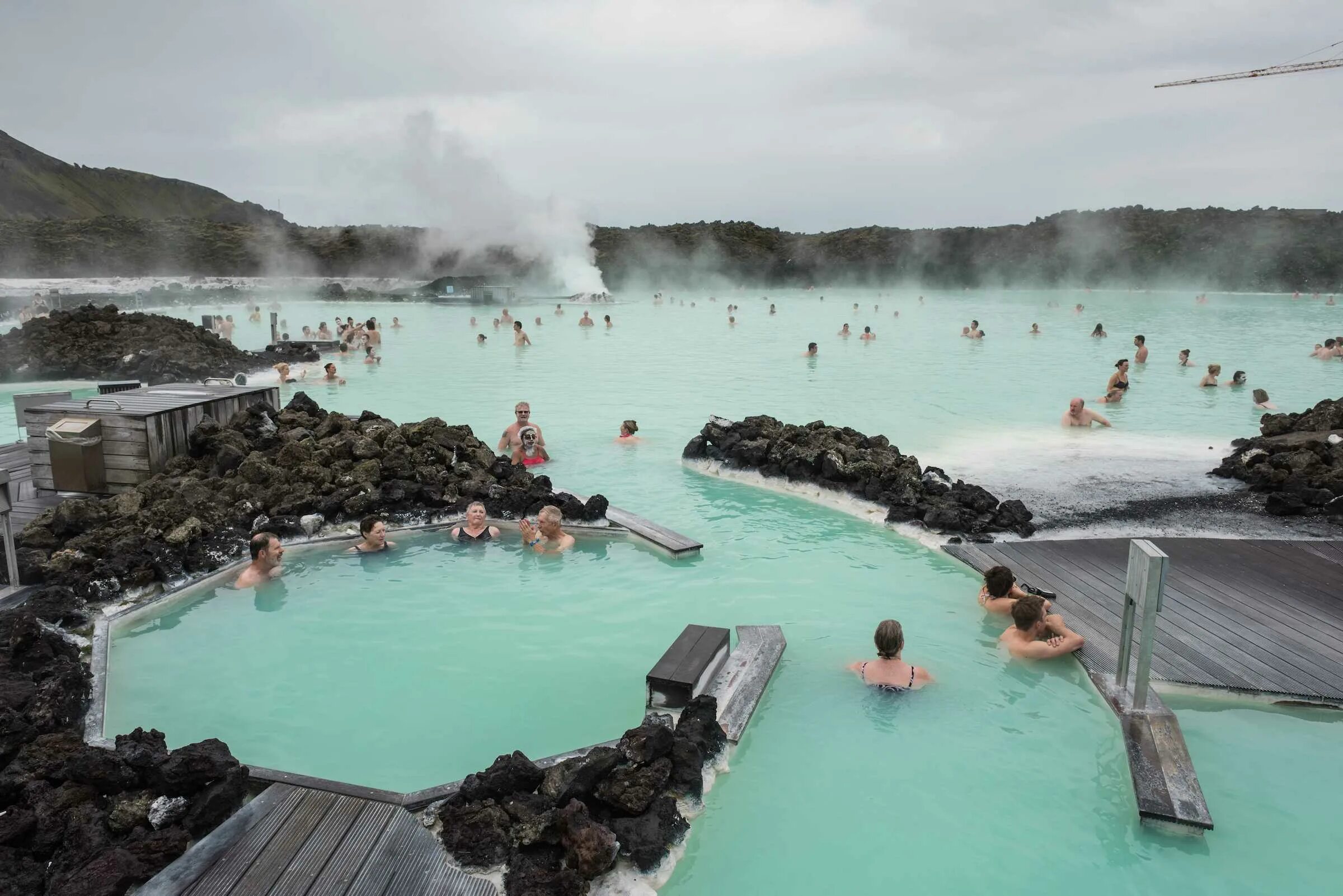 Горячие воды в россии. Blue Lagoon Исландия. Голубая Лагуна (Гриндавик, Исландия). Исландия термальные источники голубая Лагуна. Голубая Лагуна Исландия спа комплекс.