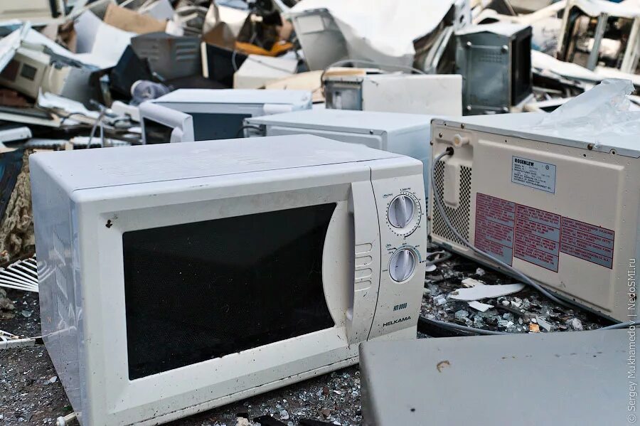 Прием сломанной бытовой техники. Микроволновка на помойке. Микроволновка на свалке. Микроволновая печь на свалке. Утилизация микроволновых печей.