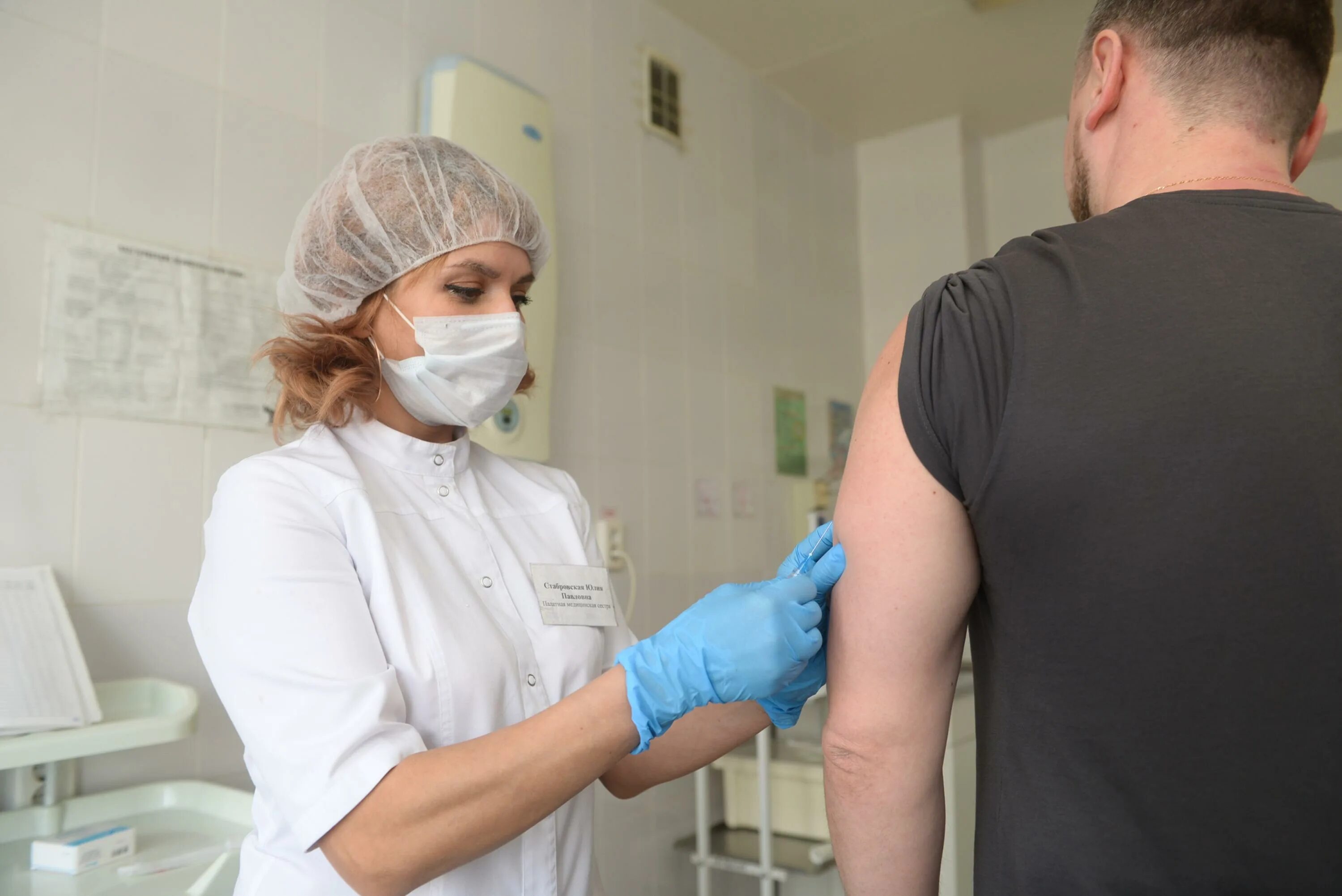 Вакцина мужчине. Люди которые делают прививки. Иммунизация детей. Прививка мужчине. Вакцинация детей.