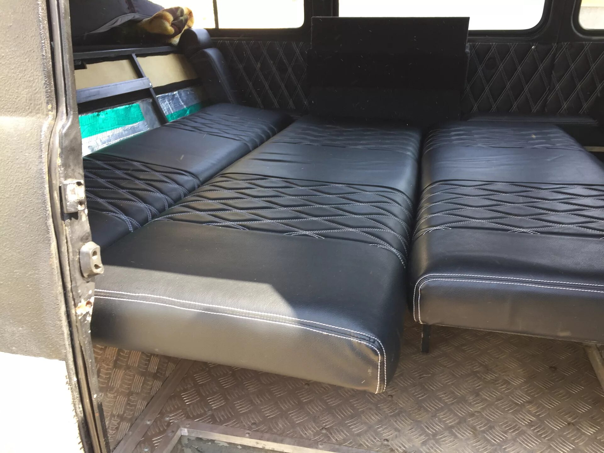 Диван в буханку. Спальник в уаз буханка. Диван в уаз буханка. Диван уаз 452 буханка. Уаз буханка 2206 салон.